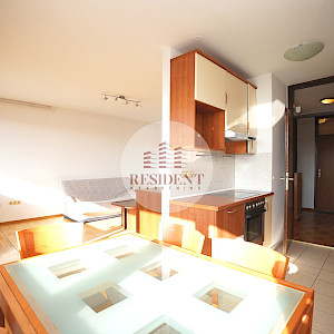 SREDIŠĆE Prostran 3soban stan 82 m2, 9. kat, top lokacija, balkon, spremište