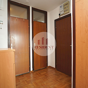 SREDIŠĆE Prostran 3soban stan 82 m2, 9. kat, top lokacija, balkon, spremište