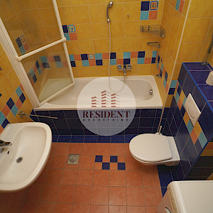 SREDIŠĆE Prostran 3soban stan 82 m2, 9. kat, top lokacija, balkon, spremište