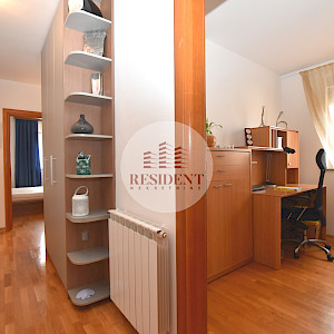 GORNJI BUKOVAC Prostran 4soban stan 101 m2, 2 parkinga, vrt, mirno okruženje, BEZ PROVIZIJE