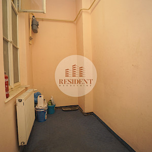 ZAGREB Centar - Prostran 4soban stan 120 m2 + parking, 1. kat, top lokacija, balkon, spremište, BEZ PROVIZIJE