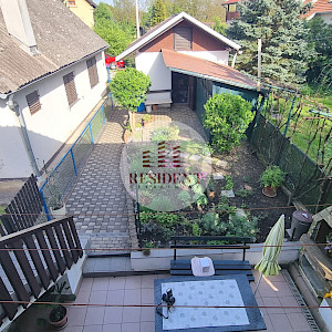 KUSTOŠIJA Obiteljska kuća sa 3 etaže, dvorište, garaža, mirno okruženje