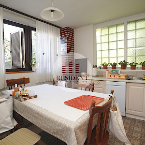 KUSTOŠIJA Obiteljska kuća sa 3 etaže, dvorište, garaža, mirno okruženje