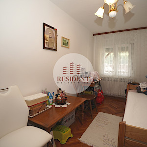 KUSTOŠIJA Obiteljska kuća sa 3 etaže, dvorište, garaža, mirno okruženje