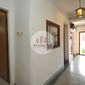 KUSTOŠIJA Obiteljska kuća sa 3 etaže, dvorište, garaža, mirno okruženje