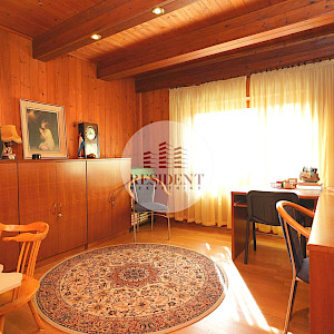 KUSTOŠIJA Obiteljska kuća sa 3 etaže, dvorište, garaža, mirno okruženje