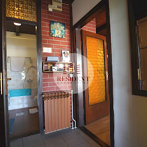 KUSTOŠIJA Obiteljska kuća sa 3 etaže, dvorište, garaža, mirno okruženje