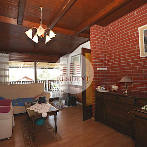 KUSTOŠIJA Obiteljska kuća sa 3 etaže, dvorište, garaža, mirno okruženje