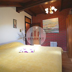 KUSTOŠIJA Obiteljska kuća sa 3 etaže, dvorište, garaža, mirno okruženje