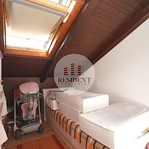 KUSTOŠIJA Obiteljska kuća sa 3 etaže, dvorište, garaža, mirno okruženje