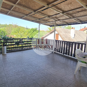 KUSTOŠIJA Obiteljska kuća sa 3 etaže, dvorište, garaža, mirno okruženje