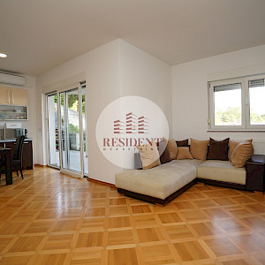 ČRNOMEREC Prostran 3soban stan 73 m2 + vrt 270 m2 + 2 parkinga, mirno okruženje, BEZ PROVIZIJE