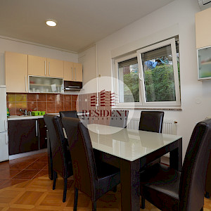 ČRNOMEREC Prostran 3soban stan 73 m2 + vrt 270 m2 + 2 parkinga, mirno okruženje, BEZ PROVIZIJE