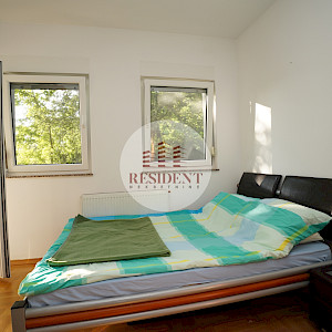 ČRNOMEREC Prostran 3soban stan 73 m2 + vrt 270 m2 + 2 parkinga, mirno okruženje, BEZ PROVIZIJE