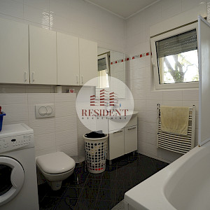 ČRNOMEREC Prostran 3soban stan 73 m2 + vrt 270 m2 + 2 parkinga, mirno okruženje, BEZ PROVIZIJE