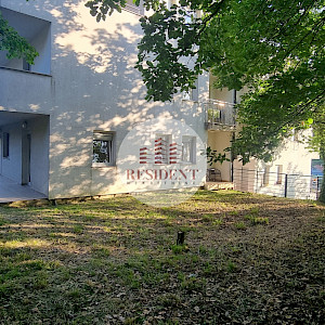 ČRNOMEREC Prostran 3soban stan 73 m2 + vrt 270 m2 + 2 parkinga, mirno okruženje, BEZ PROVIZIJE