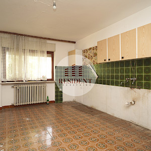 GORNJE VRAPČE Prostrana obiteljska kuća 500 m2, zemljište 700 m2, BEZ PROVIZIJE