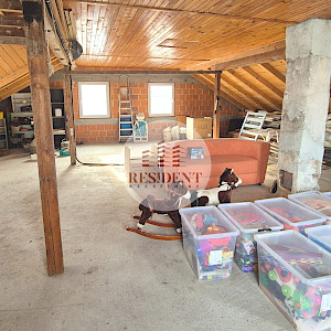 TRNAVA Ugodan 4soban stan 72 m2 + terasa + tavan, 1. kat, parking, BEZ PROVIZIJE