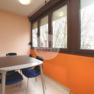 ŠPANSKO Renoviran 2soban stan 65 m2, 2. kat, top lokacija, loggia, spremište, BEZ PROVIZIJE