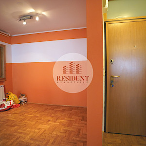 ŠPANSKO Renoviran 2soban stan 65 m2, 2. kat, top lokacija, loggia, spremište, BEZ PROVIZIJE