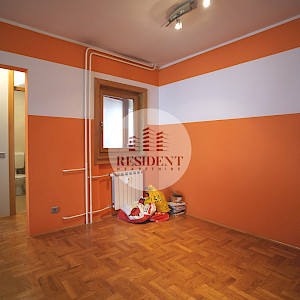 ŠPANSKO Renoviran 2soban stan 65 m2, 2. kat, top lokacija, loggia, spremište, BEZ PROVIZIJE