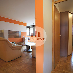 ŠPANSKO Renoviran 2soban stan 65 m2, 2. kat, top lokacija, loggia, spremište, BEZ PROVIZIJE