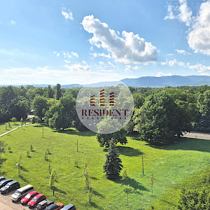 NAJAM - RAVNICE Prostran 4soban 88 m2, 5. kat, TOP lokacija, garaža, lift, 2 balkona, BEZ PROVIZIJE