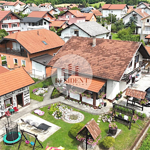 BRDOVEC Obiteljska kuća sa 2 stana + pomoćni objekt, zemljište 700 m2, mirno okruženje, 2 garaže