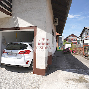 BRDOVEC Obiteljska kuća sa 2 stana + pomoćni objekt, zemljište 700 m2, mirno okruženje, 2 garaže