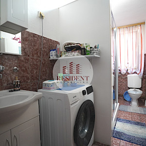 BRDOVEC Obiteljska kuća sa 2 stana + pomoćni objekt, zemljište 700 m2, mirno okruženje, 2 garaže