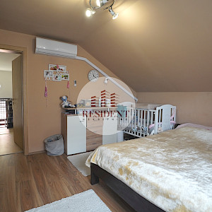 BRDOVEC Obiteljska kuća sa 2 stana + pomoćni objekt, zemljište 700 m2, mirno okruženje, 2 garaže