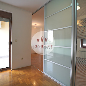 NAJAM - VRBANI 3 Funkcionalan jednosoban stan 38 m2, 3. kat, top lokacija, loggia, balkon